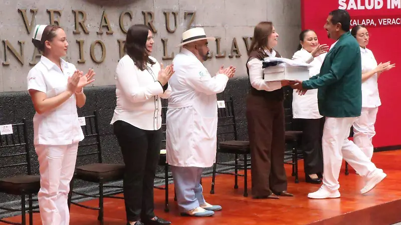 Entrega de uniformes a personal del IMSS Bienestar
